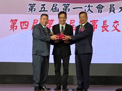 市府經發局張峯源局長擔任第4、5屆理事長交接典禮監交人