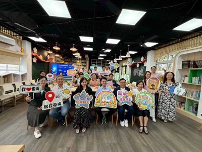 獲「八方雲集國際股份有限公司」致贈「AI智慧閱讀機」學校大合照