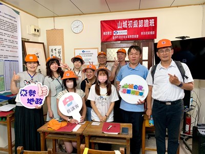 跨機關參加山城公教客語認證班全體學員與講座開課合照