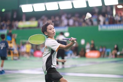 （首照）2026未來之星國際羽球錦標賽朝馬國運開打，小選手專注擊球，展現拚戰精神。