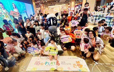 01神秘嘉賓歐米馬與民眾歡樂合影