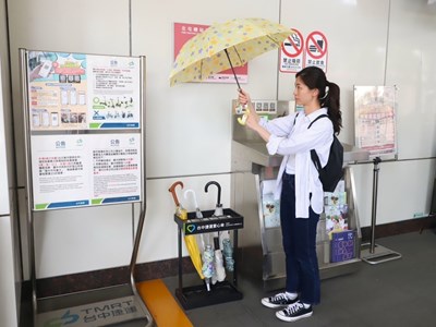 民眾可免費取用愛心傘。
