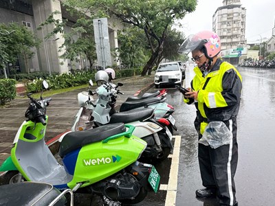 停車收費員工作環境車流量大，必須注意「停、看、聽」原則確保自身安全。