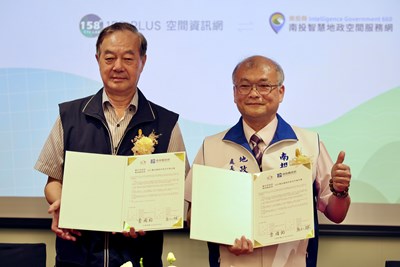 「GIS 圖台查詢共享合作意向書」簽署儀式照片，左至右：臺中市政府地政局長曾國鈞，南投縣政府地政處長唐仁梂
