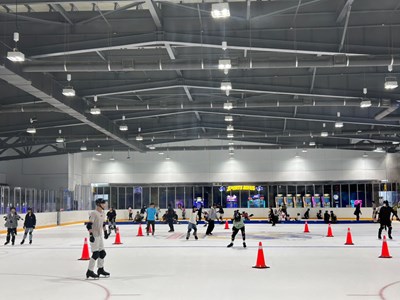 「B1冰上樂園」自試營運以來，每日預約名額皆額滿，現場名額也吸引民眾一早到場等候