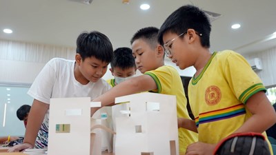 學生專注投入模型創作