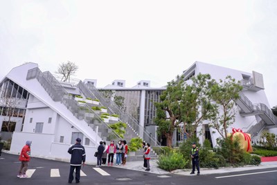 許良宇圖書館嶄新亮麗的建築及豐富的館藏，是探索知識的好地點