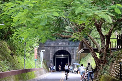 后豐鐵馬道九號隧道是舊山線最長的隧道  可感受沁涼空氣