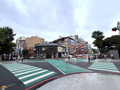 中市依據路口行人通行需求及車流特性設置行人專用時相，兼顧安全與道路運行效率