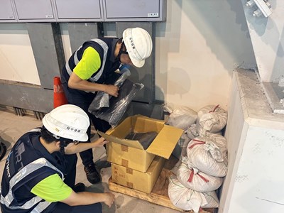 中捷人員在颱風來襲前確認沙包數量。