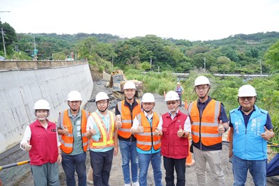 01-北屯東山路邊坡災修主體完工進入收尾階段！建設局長視察防颱整備 確保工區及用路安