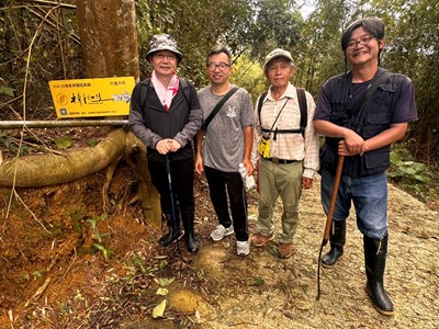 市府客委會江俊龍主委(左1)颱風後視察樟之細路臺中東勢段