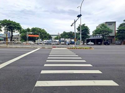 市府交通局與沙鹿公所進行路口改善，除纜線地下化外，並導入Z字型行人庇護島