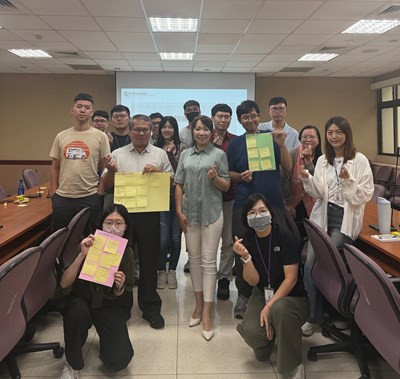 黃主任秘書到場參訓並與陳舒芳老師及同仁大合照