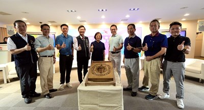 副市長賴淑惠（中）、市府副秘書長張大春(左1)、客委會主委江俊龍（左4）與代表團一行 6 人開心合影 