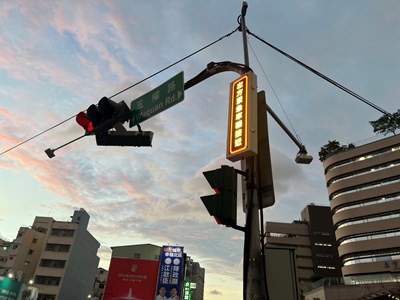 緊急車輛告警看板透過圖形或文字顯示車輛來向