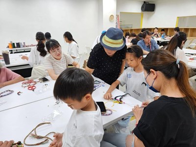 學員專心投入編織實作，在講師引導下完成屬於自己的作品。