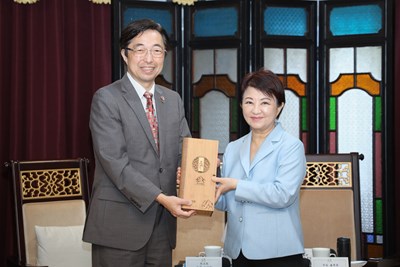 會後盧市長致贈台中梨山高冷茶、鳳梨酥禮盒等伴手禮給訪賓