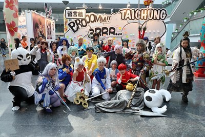 市府開辦 Cosplay 培育課程，由專業老師手把手帶領學員掌握妝髮與拍攝技巧。學員在「台中國際動漫博覽會」驚艷亮相。