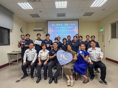 凱基人壽楊璨萍小姐(右3)熱心公益，捐贈台中市消防局「十二導程心電圖系統」1組