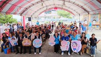 0與會來賓與現場民眾合影，宣導客語通行語，鼓勵大家說客語