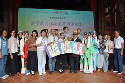 新書發表會由兩位陳局長與藝師貴賓大家合影
