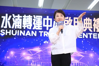 盧市長指出，今年底前台中火車站轉運中心也將陸續完成，未來再規劃烏日轉運中心，逐步形成四大轉運中心布局。