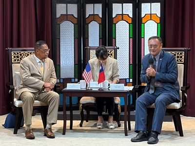 鄭副市長與雷耶斯副議長就社會安全網、智慧城市、經貿產業、青年教育、棒球交流等議題進行深入討論。