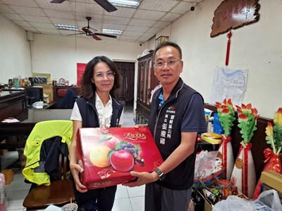 霧峰區長張慶庸代表市長盧秀燕及民政局長吳世瑋前往慰問北柳里長吳儒親(左)