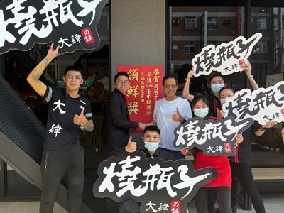經發局長張峯源前往火鍋品牌組暫居第一「燒瓶子大肆の鍋 美村店」貼榜
