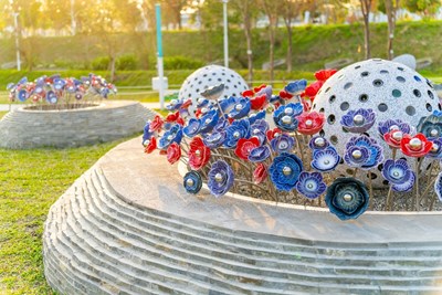 「水湳經貿園區公共藝術」藝術家以「花朵」與「種籽」符號，在溼地上創造了一個與環境共生的小宇宙
