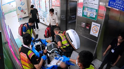 救護人員積極進行救護處置