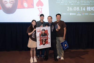 演員梅靜妍、導演周鉅宏(左一至左二)及演員庹宗華(右一)，致贈電影簽名海報給台中市政府新聞局專門委員劉仲偉(右二)。