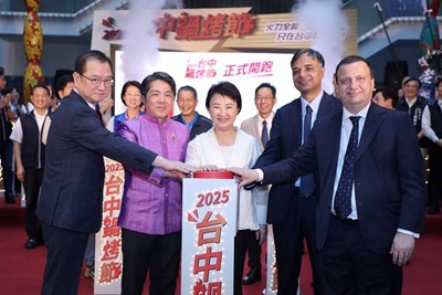 2025年台中鍋烤節起跑記者會與駐台代表合影