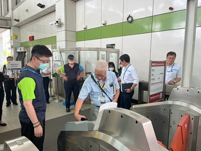 捷運為市民日常通勤重要工具之一，市府定期辦理檢核，持續優化管理與服務