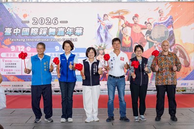馬來西亞觀光旅遊局台北辦事處哈翡之處長、劉士州議員、邱愛珊議員、陳本添議員及市府團隊開幕啟動