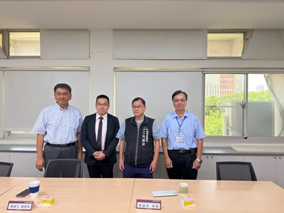 由左至右依序為逢甲大學朱正永永續長、陳建元總務長、臺中環保局吳盛忠局長及空噪科趙重周科長
