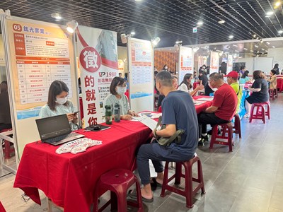 公司與求職民眾說明職缺內容與薪資福利