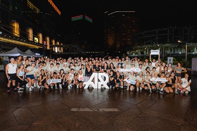 （主圖）    「2026全球極限體能鋼鐵大賽」移地訓練前進臺北101水舞廣場，選手在城市夜景下熱血開練。