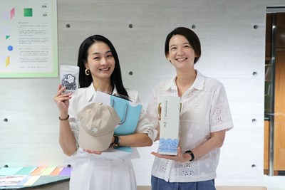 （首圖）台中市影視發展基金會代理執行長王允踰致贈禮品予演員陳雪甄