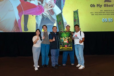 導演蘇達(右二)、演員撒基努(右三)致贈電影簽名海報予新聞局專門委員劉仲偉(中)，台中市影視發展基金會代理執行長王允踰(左二)及顧問王子瑄(左三)也到場力挺。