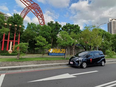 多元化計程車採預約載客方式，可透過手機APP或網路平台，並提供預估車資與乘車資訊