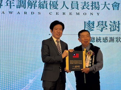 行政院張惇涵秘書長頒發西屯區廖學澍主席總統感謝狀