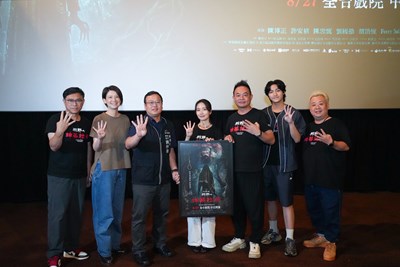 導演廖士涵(左一)、監製鄒介中(右三)、演員許安植(中)、胡語恆(右二)、劉國劭(右一)，致贈電影簽名海報予新聞局專門委員劉仲偉(左三)，台中市影視發展基金會代理執行長王允踰(左二)，也現身力挺電影上映。