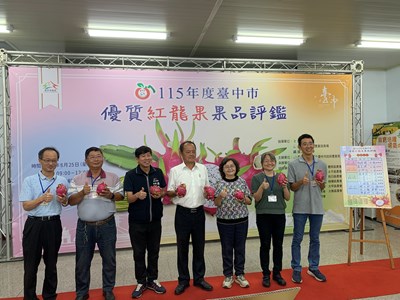 貴賓與農會總幹事合影