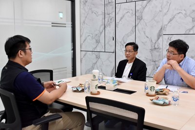 張局長與萬潤科技蔣正彥資深副總討論產業動態