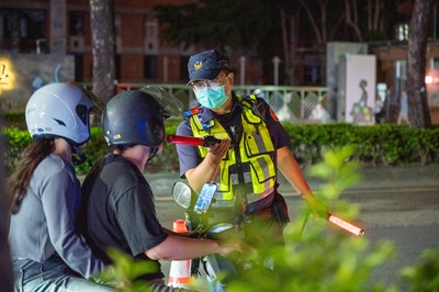 中市警執行高強度路檢勤務。
