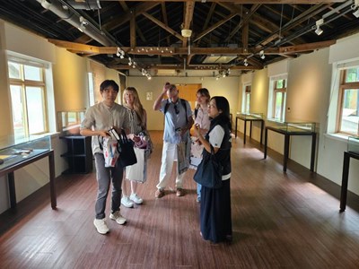UCLA研究團隊參觀考古展示