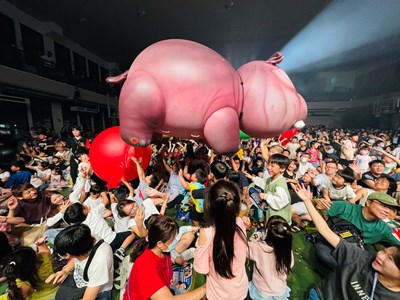 現場民眾玩得不亦樂乎