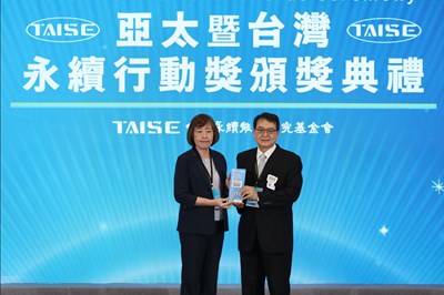 臺中市政府黃崇典秘書長代表領取宜居永續城市獎(1)